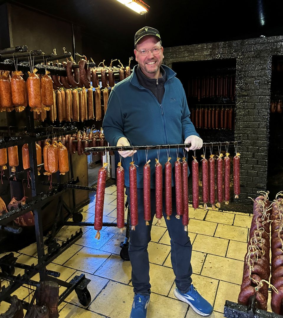 Alexander Becker in der Räuchermanufaktur Vorsicht Geschmack in Bassendorf, Vorpommern